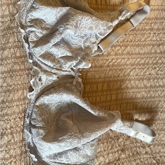 40DDD Deesse unlined lace bra. EUC, Photo is from website for info only - Picture 3 of 3